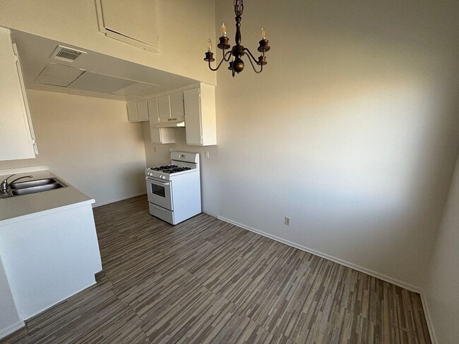 Photo - Modern and Spacious 3-Bedroom Townhome in ...