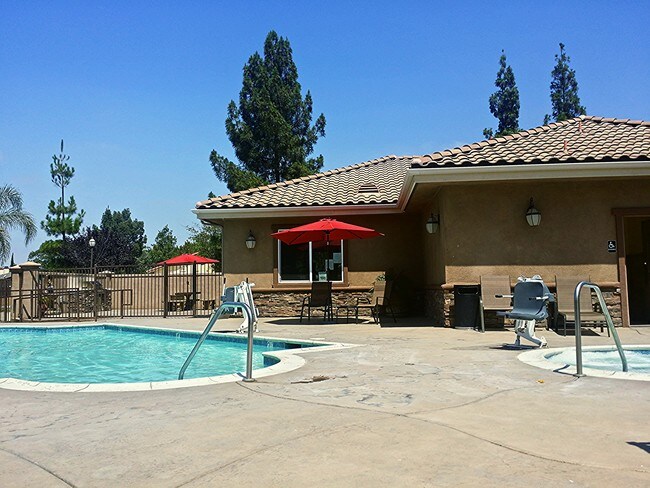Pool and Spa - Baywood Villas Apartments