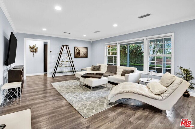 Photo - 8345 White Oak Ave