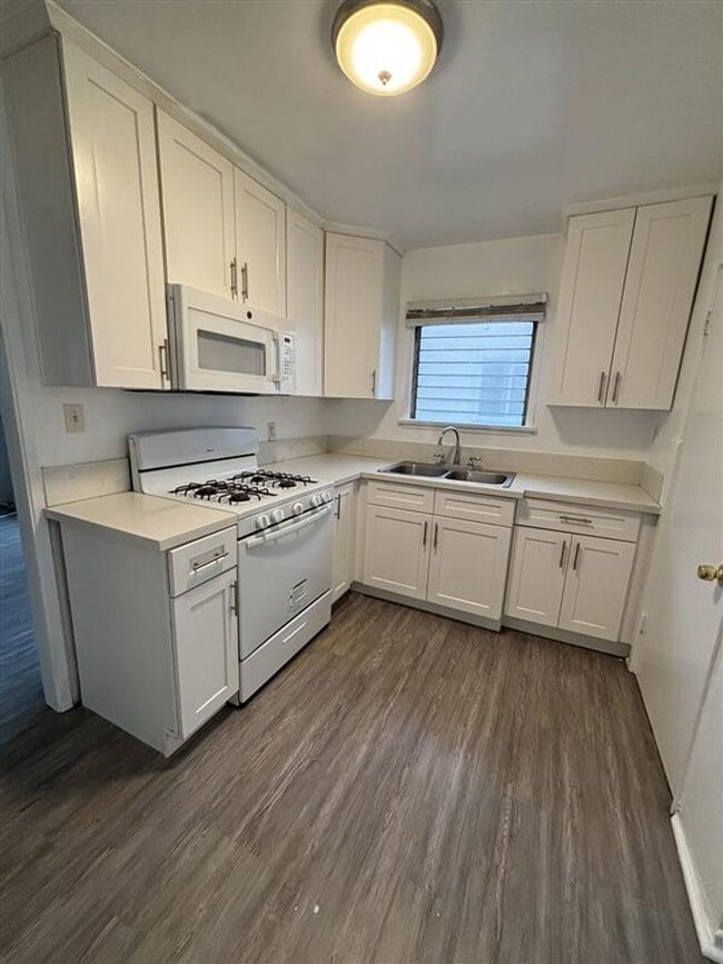 Building Photo - 417 E Elmwood Ave Unit 417 #B