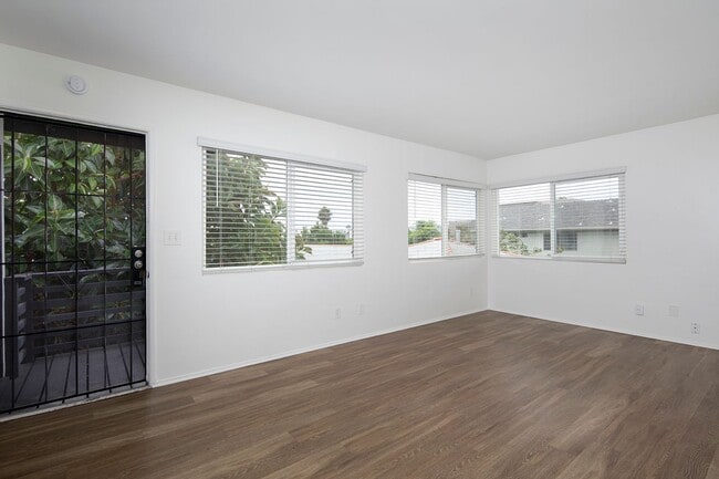 Building Photo - Upstairs 2BR/2BA in North Pacific Beach wi... Unit 962 Rental