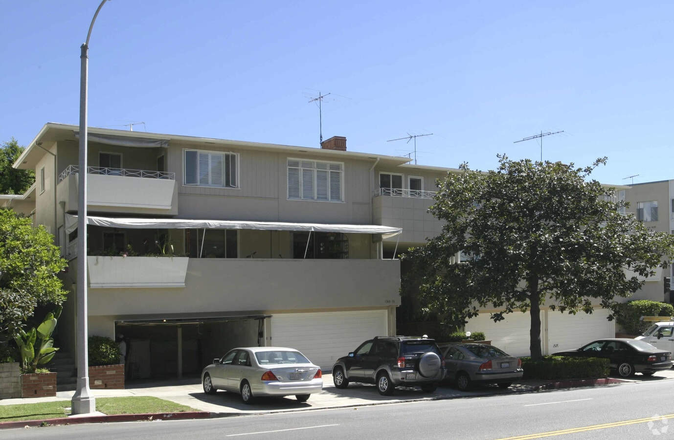 Photo - 1366 S Beverly Glen Blvd Apartments