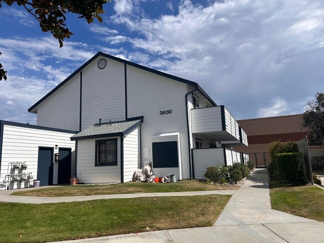 Building Photo - 2600 W Porter Ave Unit 1b1bth with 2 car garage