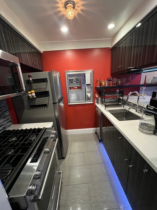 Photo - 950 N Kings Rd Unit Updated Gorgeous Condo