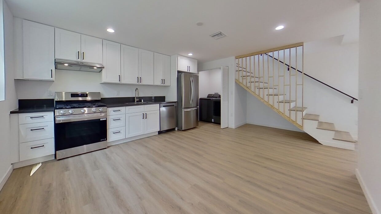 3D Tour - 1535-1534 N Kingsley Dr