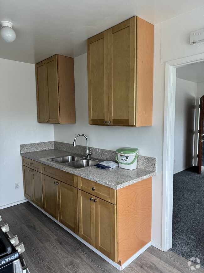 Building Photo - 2444 Pomeroy Ave Unit Upstairs Rental