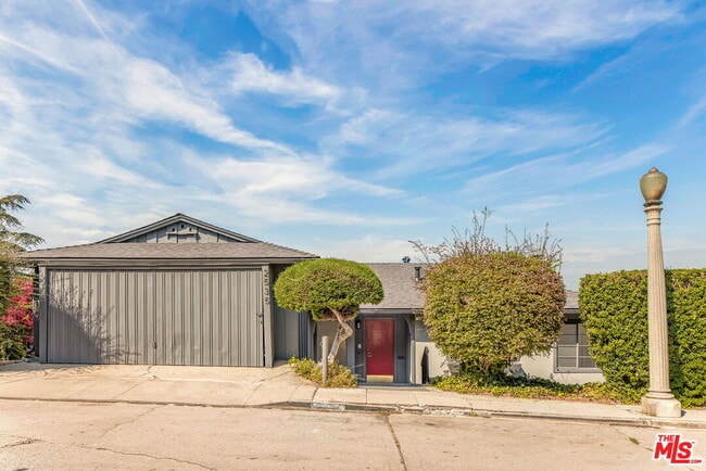 Photo - 2535 Ivanhoe Dr House
