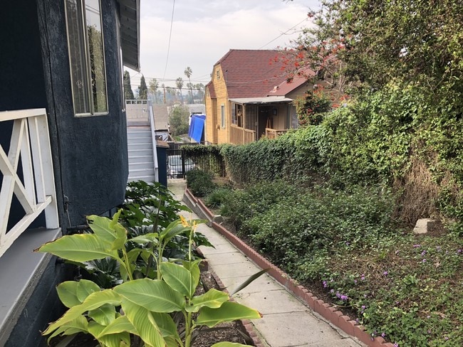 Walk way to parking area - 1423 Mohawk St Unit 1
