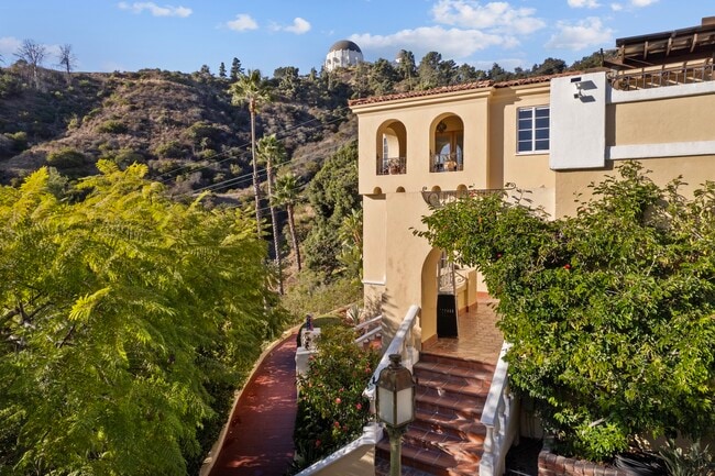 Photo - 2856 Glendower Ave