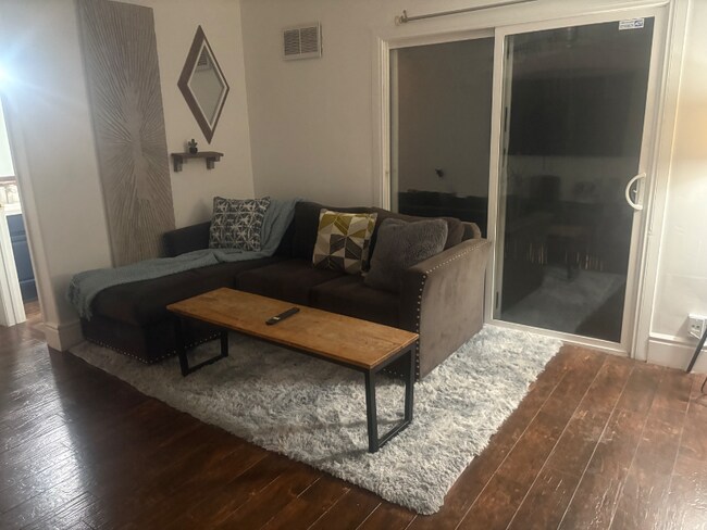 Photo - 5760 Riley St