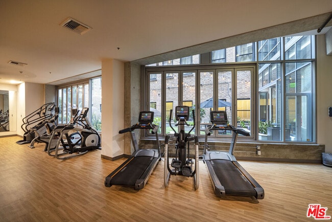 Photo - 727 W 7th St Unit 523