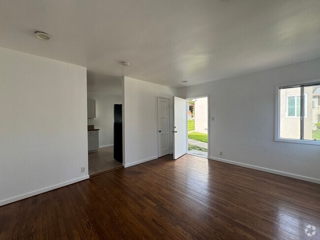 Building Photo - 5179 Huntington Dr N Rental
