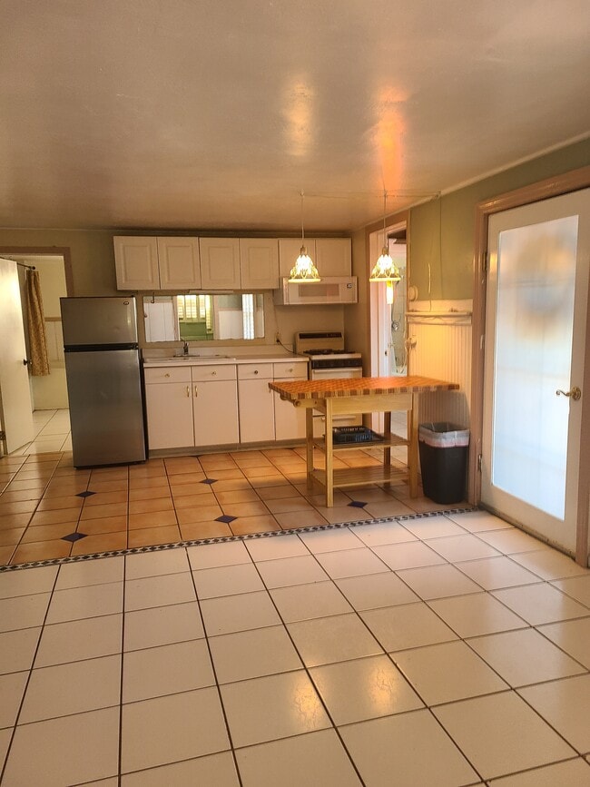 Building Photo - 5831 Adelaide Ave Unit back apartment