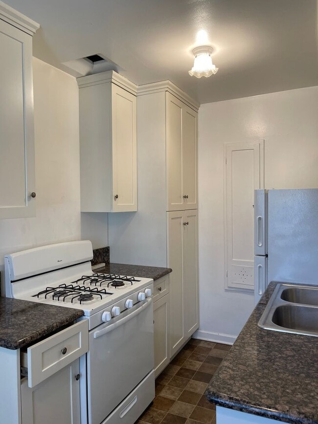 Photo - Large 1 Bedroom 1 Bath in Charming Los Feliz Unit 2