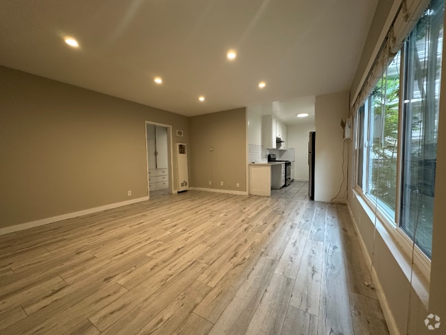 Building Photo - 7555 De Longpre Ave Rental