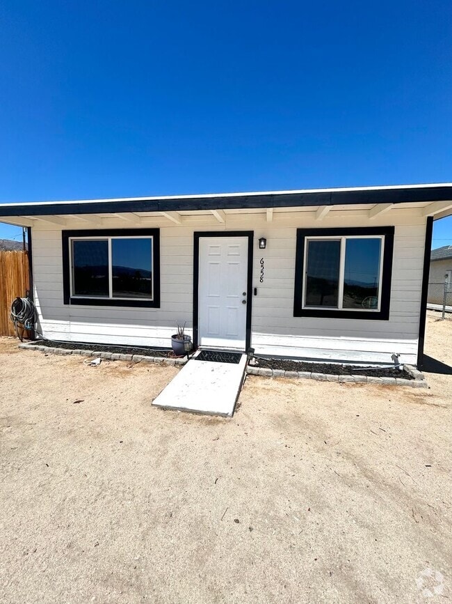 Building Photo - Newly Renovated 2 Bedroom 1 Bathroom Home