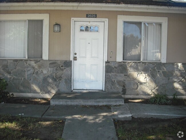 Building Photo - Spacious 2 bedroom condo with pool