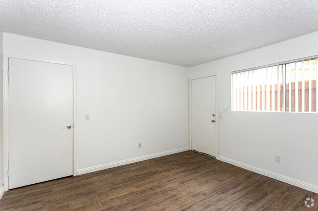 1 BR, 1BA - 585SF - Pine View