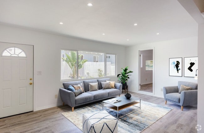 Building Photo - 942 E 65th St Rental