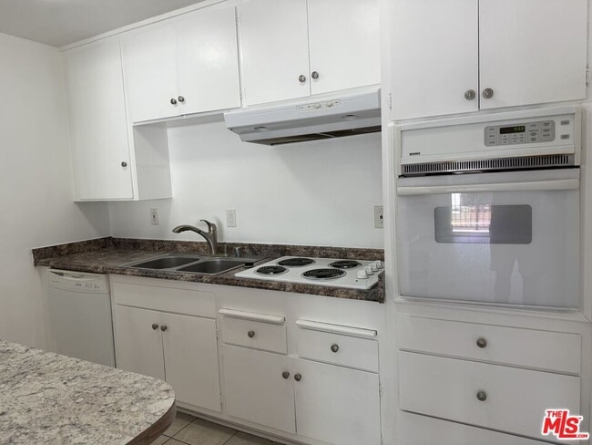 Building Photo - 10840 Camarillo St Unit 6 Rental