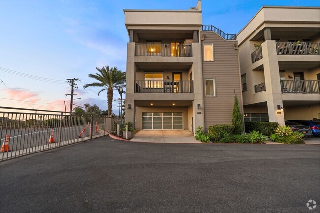 Building Photo - 1068 Hampton Dr Rental