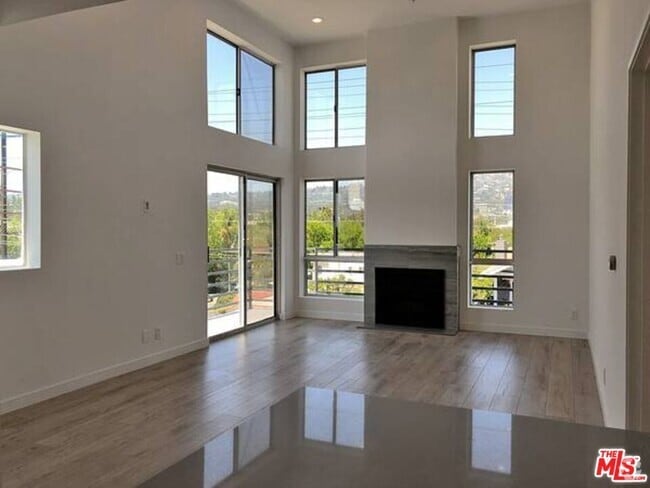 Building Photo - 301 S Swall Dr Unit 403 Rental