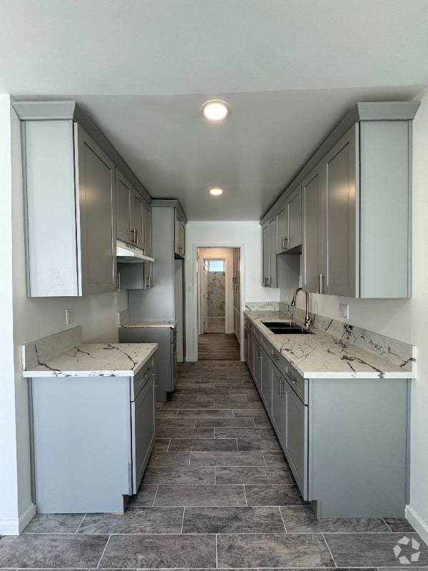Building Photo - 14633 Sylvan St Rental