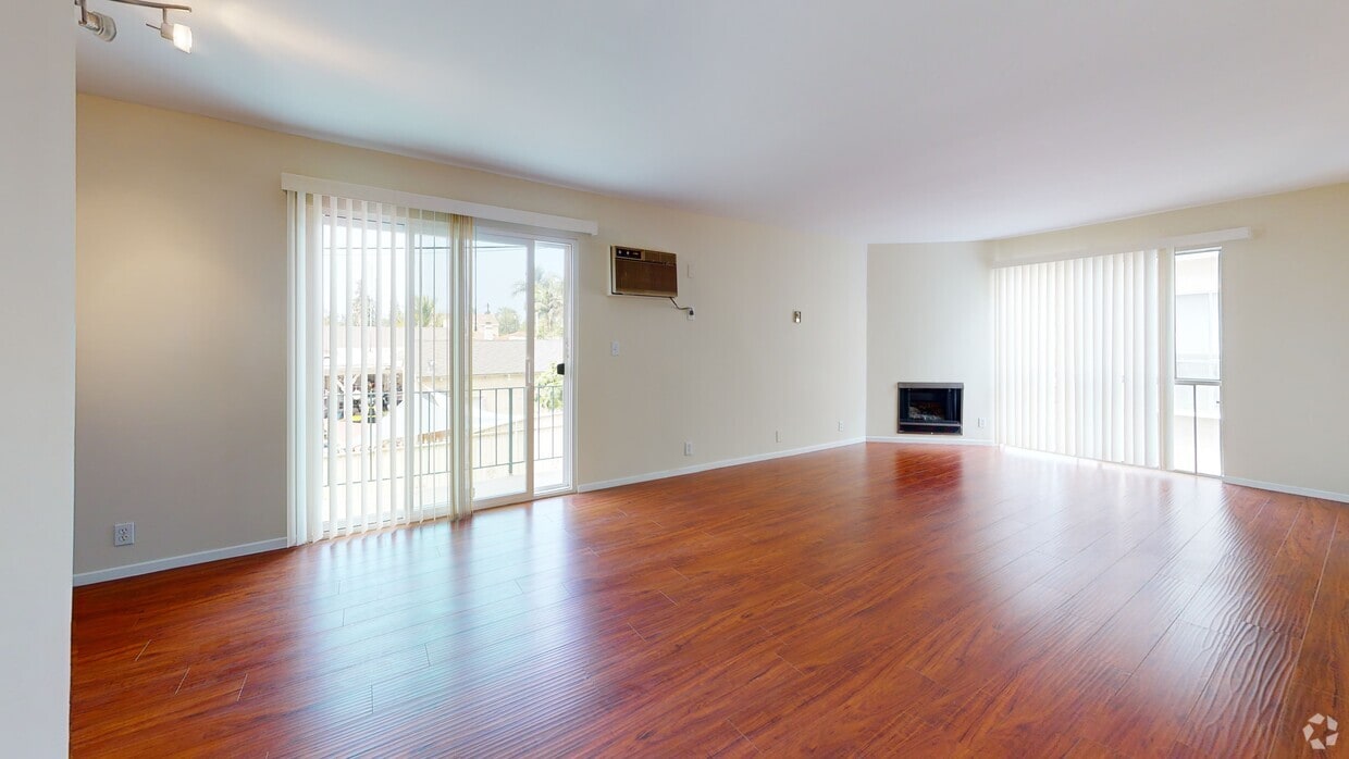 3D Tour - 2445 S Barrington Ave