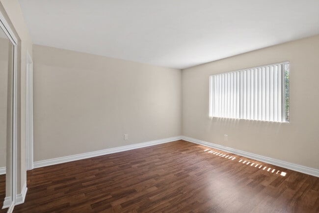 Photo - Emerald Court Apartments