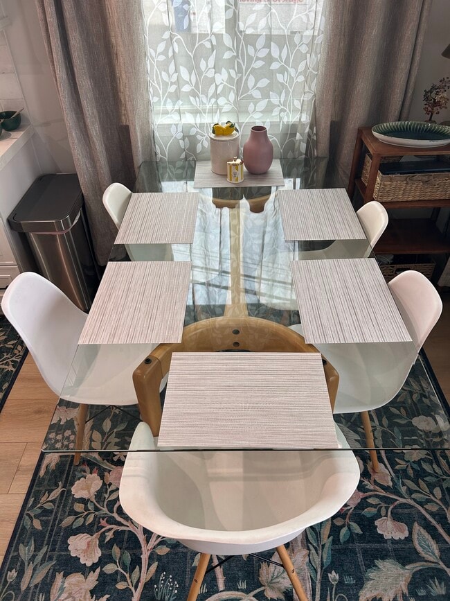 Beautiful dining table - 4415 Catalpa St