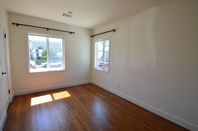 Photo - 7033 Draper Ave