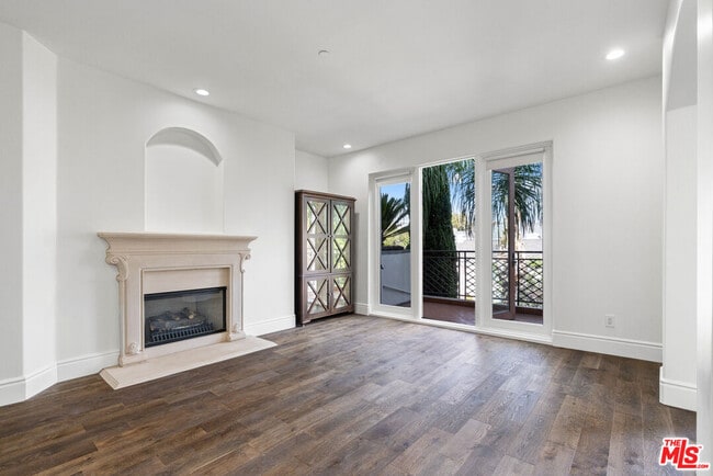 Building Photo - 137 S Spalding Dr Unit 304