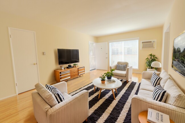 Building Photo - 10459 Riverside Dr