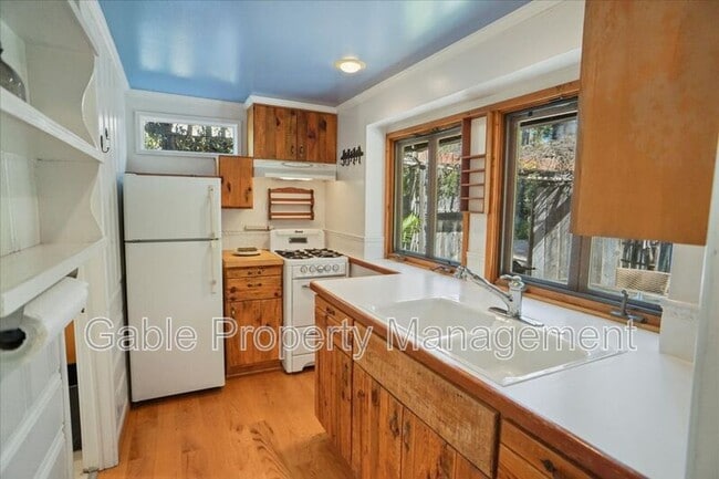 Photo - 18549 Calvert St