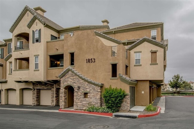 Building Photo - Cozy 2 bedroom apartment on East Palomar! Unit 823