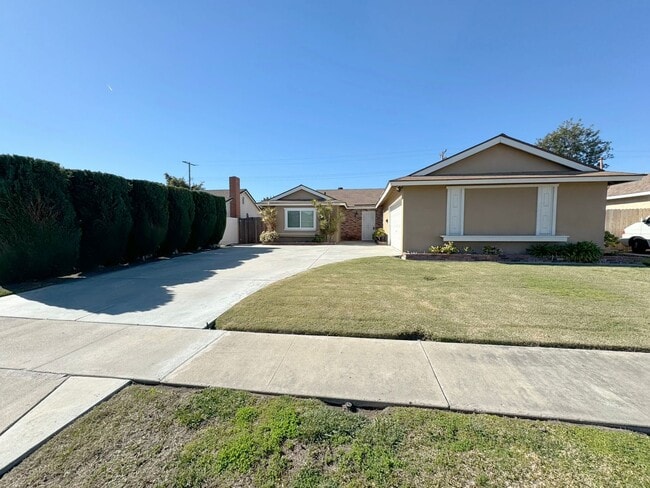 Building Photo - Single Story 3Bed Interior Location Large Yard