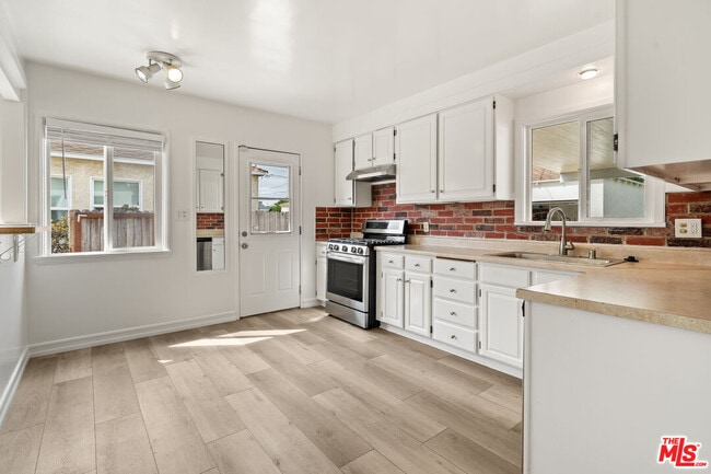 Photo - 7869 Croydon Ave