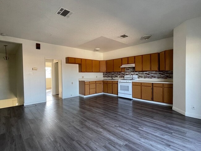 Building Photo - Pro Service Realty - R20801-20801 Unit B