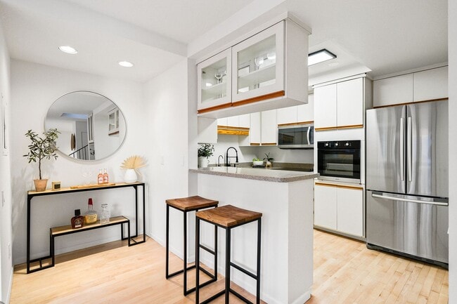 Building Photo - Natural Sunlight in every room, Palos Verdes Estates