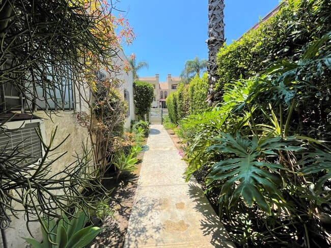 Gated Entrance - 3760 Kelton Ave Unit 3