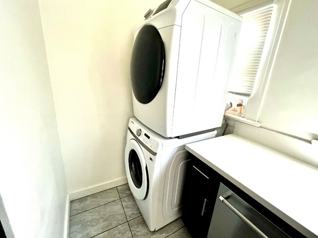 Photo - 855 1/2 W 43rd Pl