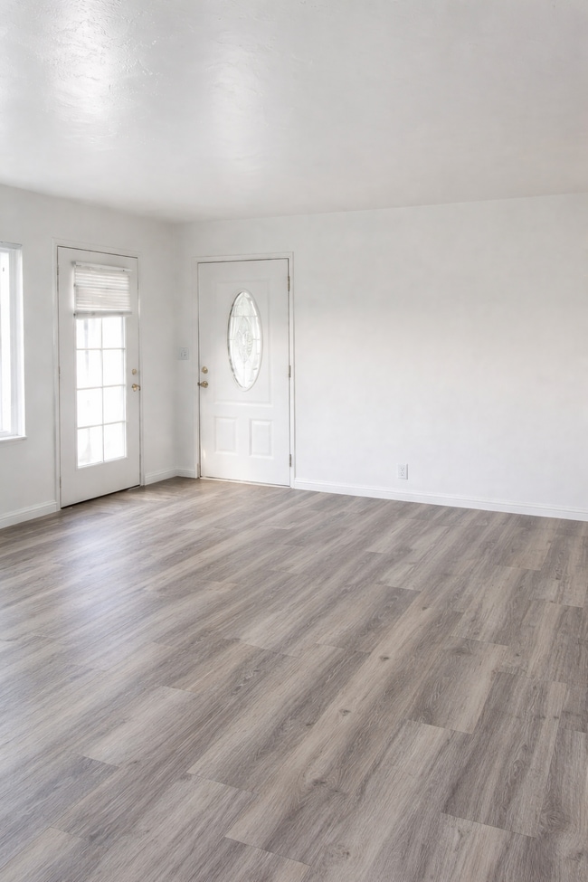 Photo - 2 Bed / 1 Bath Apartment – Prime Bay Park Location Unit #3724