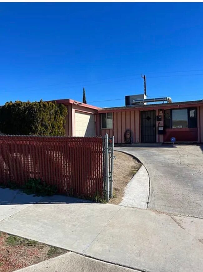 Building Photo - 711 Agnes Dr