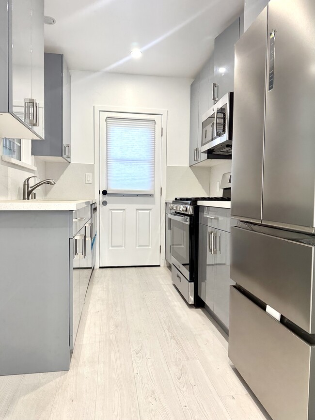 Building Photo - 742 Earlham St Unit 744