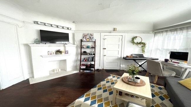 Living Room - 2637 S Catalina St Unit 1