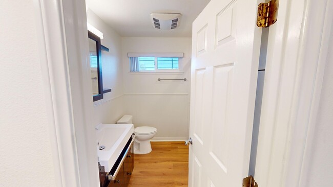 Photo - 22833-22835 Vanowen St
