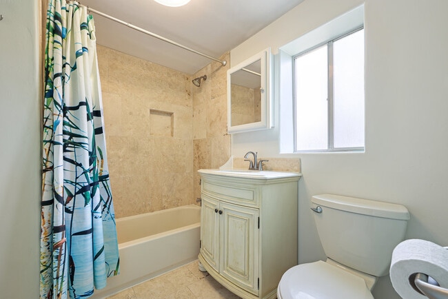 Photo - 3896 Harney St