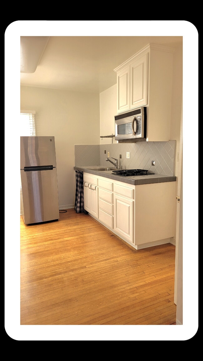 Building Photo - 445 N Doheny Dr