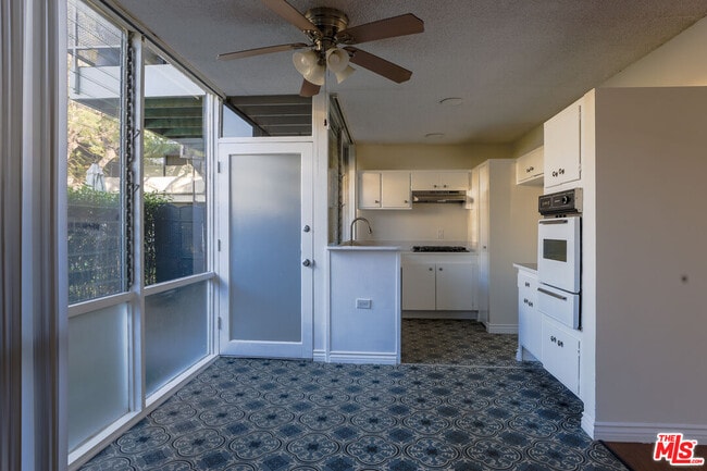 Building Photo - 11131 Rose Ave Unit 25