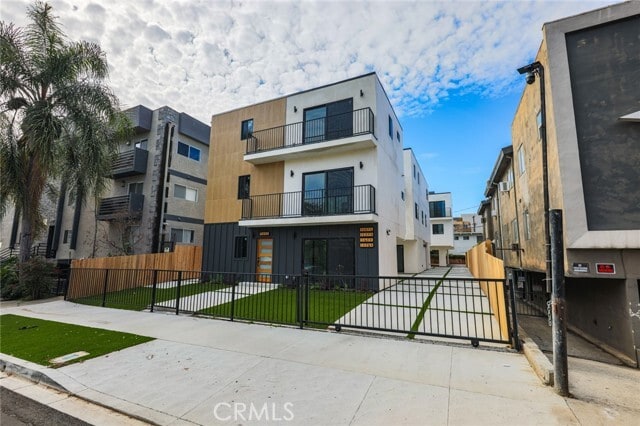 Building Photo - 1239 N Orange Dr